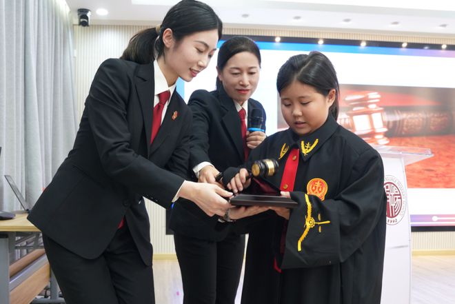 座的法官和她的助理 建院30周年千亿球友会王国侠×刘宇星：处女(图4)